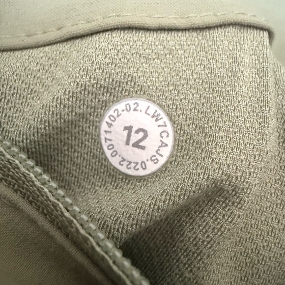 Lululemon Multi-Pocket Cargo High-Rise Hiking Short 5" Laurel Green 12 - Picture 5 of 14